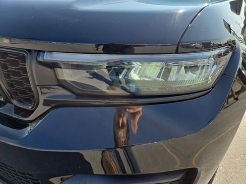 Used 2023 Jeep Grand Cherokee Altitude image 10