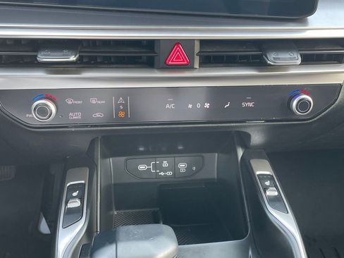 Certified 2025 Kia Sorento S w/ Panoramic Sunroof Package image 18