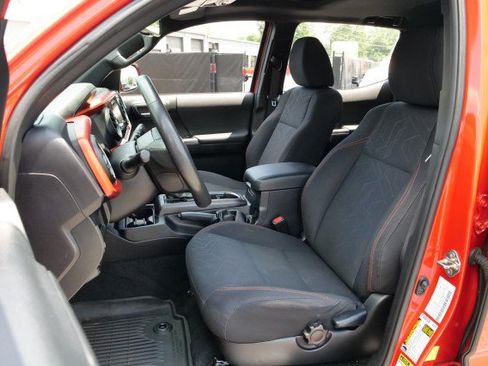 Used 2017 Toyota Tacoma TRD Sport w/ Premium & Technology Package AWD/4WD image 3
