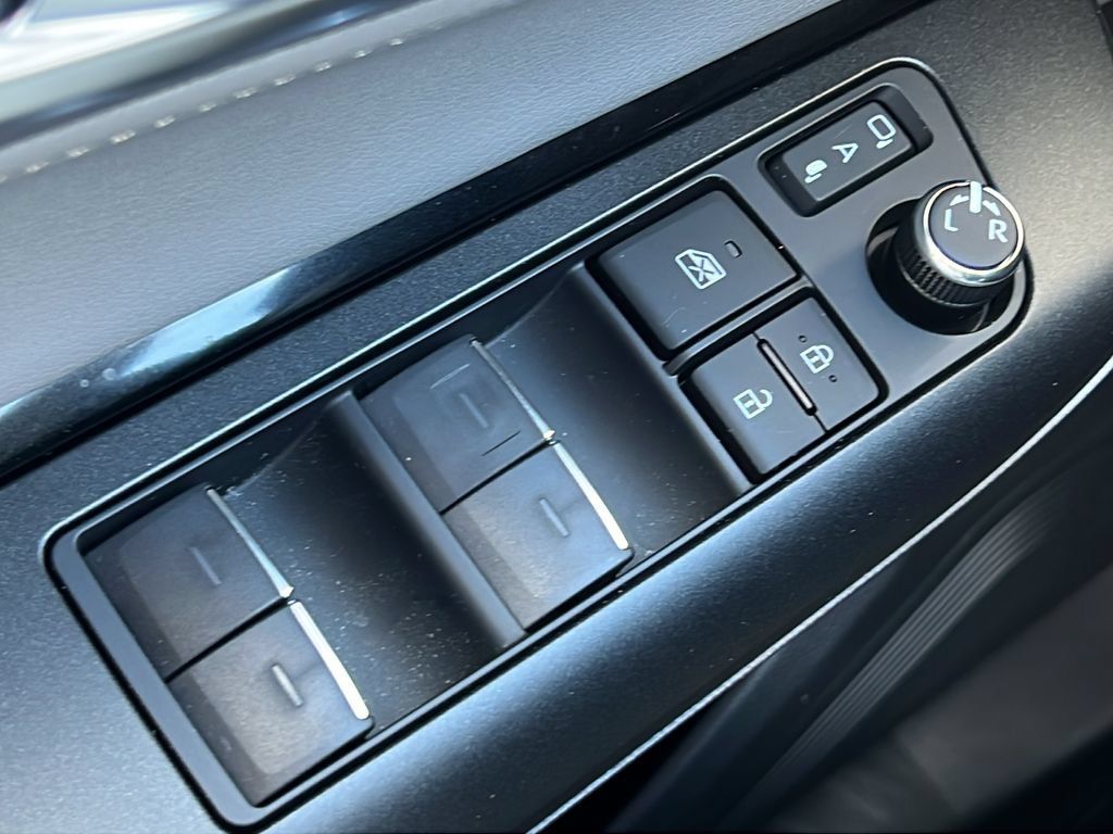 Used 2024 Toyota Venza LE AWD/4WD image 18