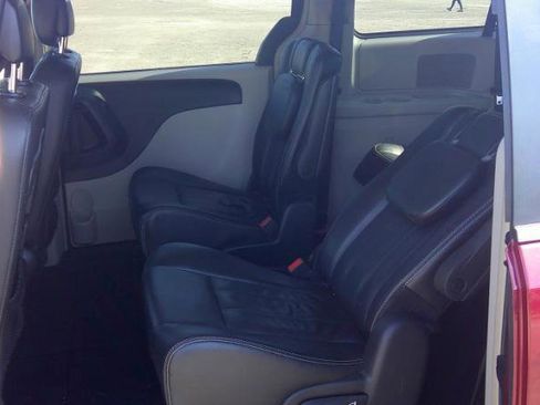 Used 2016 Chrysler Town & Country Touring image 9