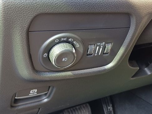 Used 2023 Jeep Grand Cherokee L Limited AWD/4WD image 10