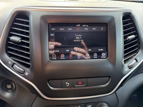 Used 2019 Jeep Cherokee Latitude Plus w/ Cold Weather Group AWD/4WD image 29