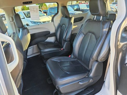Used 2021 Chrysler Pacifica Touring-L image 11