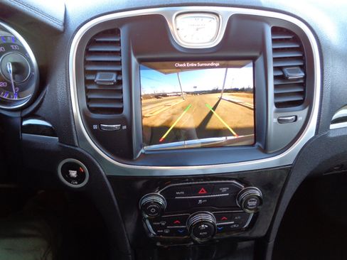 Used 2017 Chrysler 300 C image 22