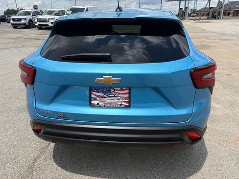 Used 2025 Chevrolet Trax LS w/ LS Convenience Package FWD image 4