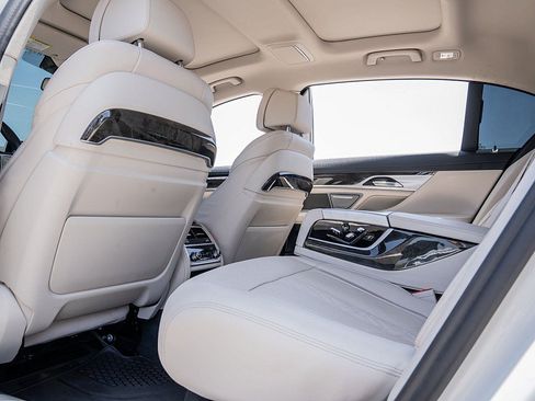 Used 2022 BMW 740i w/ Luxury Rear Seating Package RWD image 17
