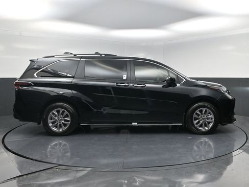 New 2026 Toyota Sienna XLE FWD image 4