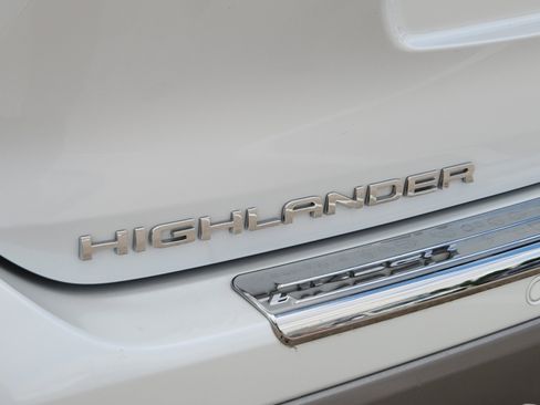Used 2024 Toyota Highlander Platinum FWD image 39
