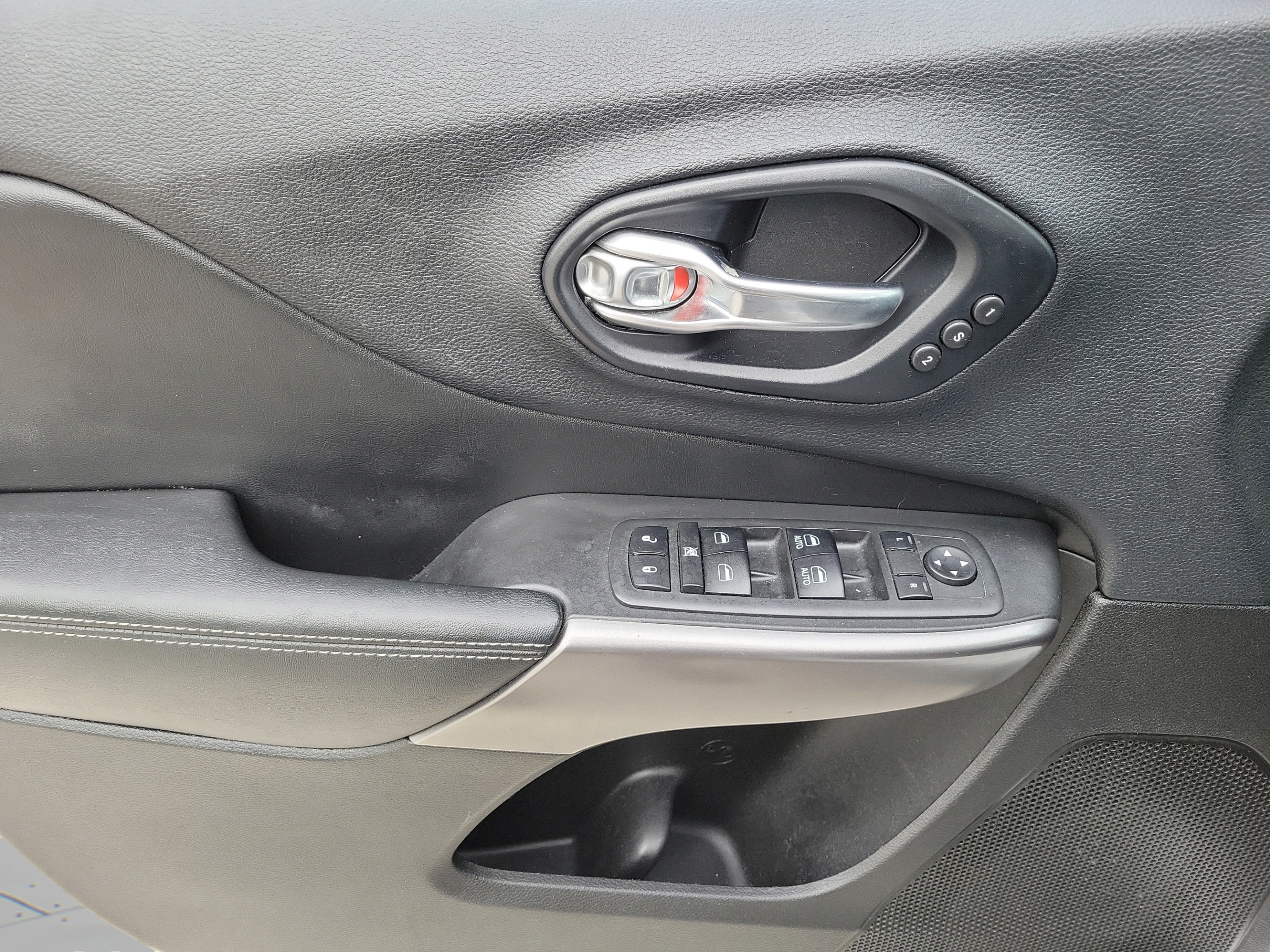 Used 2019 Jeep Cherokee Limited FWD image 12