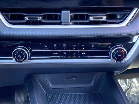 Used 2025 Chevrolet Equinox LT image 38