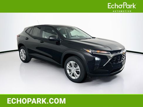 Used 2025 Chevrolet Trax LS FWD image 1