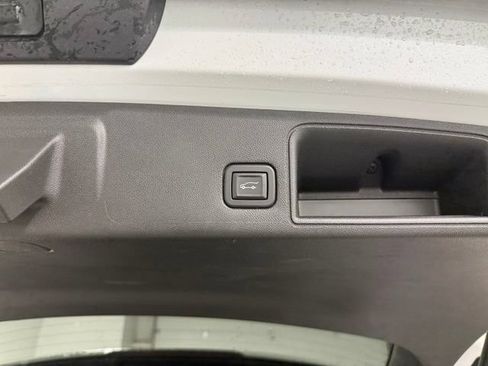 Certified 2021 GMC Terrain SLT w/ Infotainment Package II AWD/4WD image 9