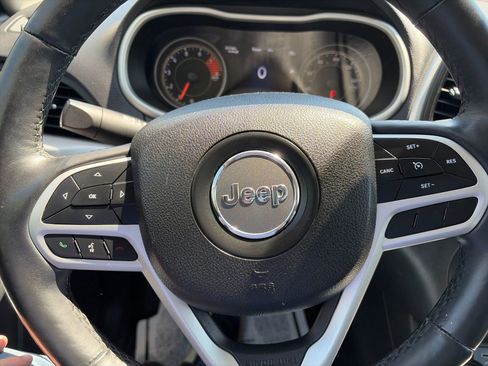 Used 2017 Jeep Cherokee Trailhawk image 15