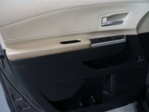 Used 2023 Toyota Sienna XLE FWD image 11