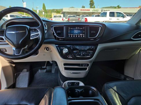 Used 2020 Chrysler Pacifica Touring-L w/ Tire & Wheel Group FWD image 18