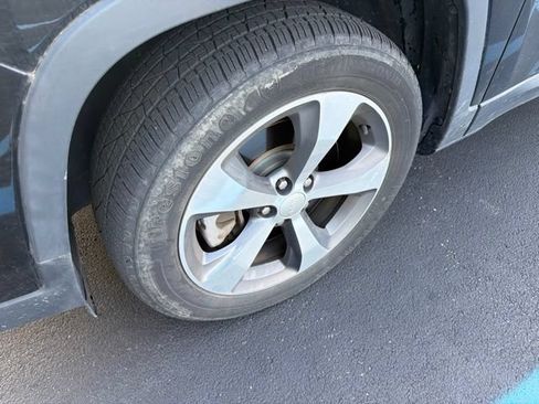 Used 2019 Jeep Cherokee Limited FWD image 2