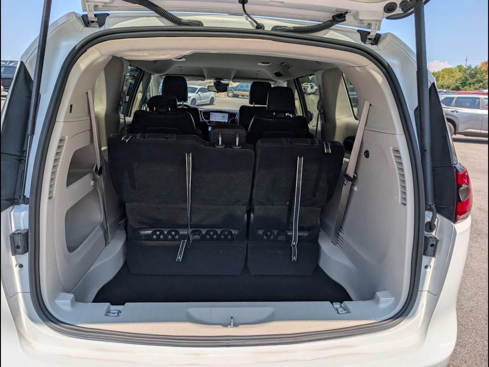 Used 2024 Chrysler Pacifica Touring-L FWD image 22