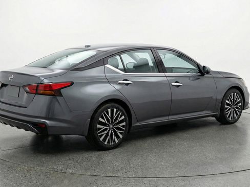 Used 2025 Nissan Altima 2.5 SV image 9