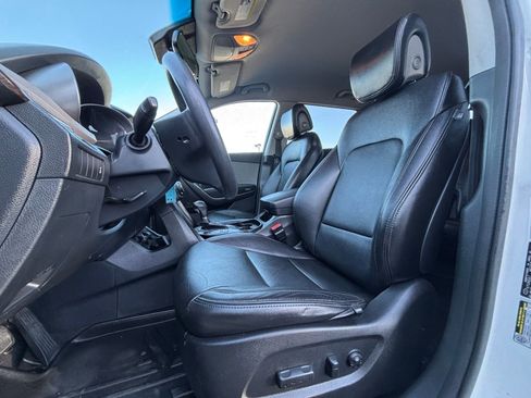 Used 2017 Hyundai Santa Fe SE image 11