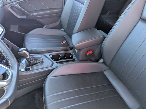 Used 2024 Volkswagen Tiguan SE image 18