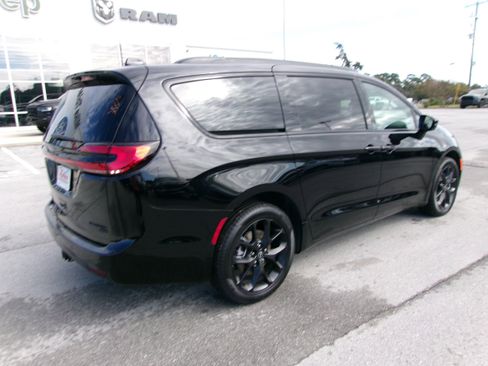 New 2026 Chrysler Pacifica Limited image 4