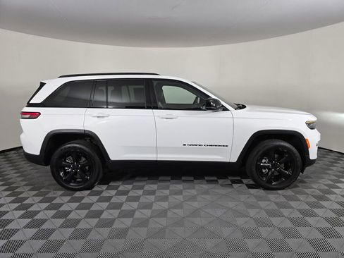 Used 2023 Jeep Grand Cherokee Altitude image 2