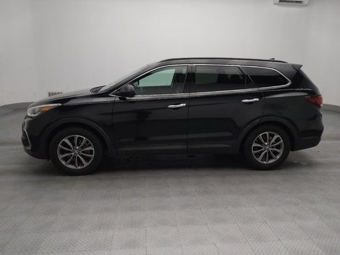 Used 2017 Hyundai Santa Fe SE image 2