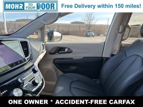 Used 2024 Chrysler Pacifica Touring-L image 23