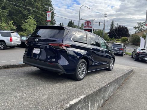 Used 2021 Toyota Sienna XLE FWD image 11