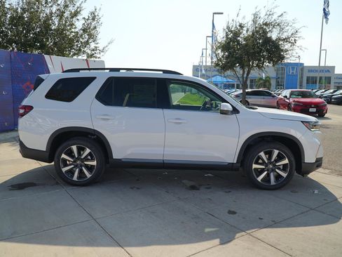 New 2025 Honda Pilot Touring image 4
