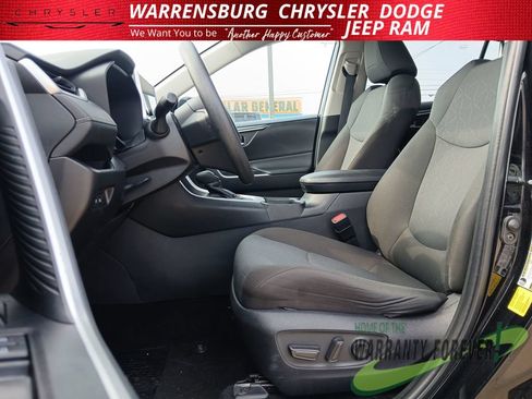 Used 2025 Toyota RAV4 XLE FWD image 13