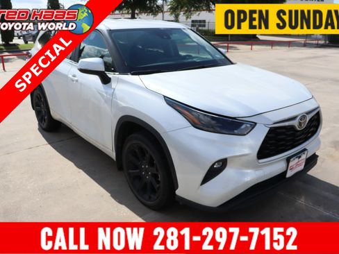 Used 2023 Toyota Highlander LE FWD image 1