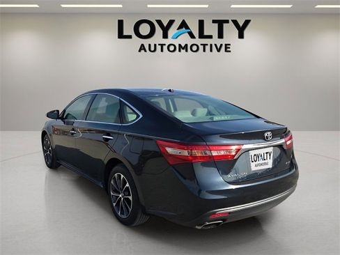 Used 2018 Toyota Avalon XLE Premium image 3