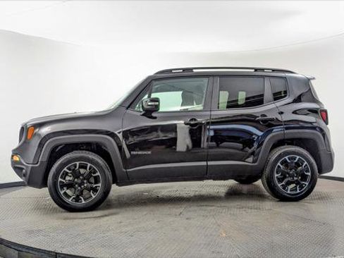 Used 2023 Jeep Renegade Latitude image 3