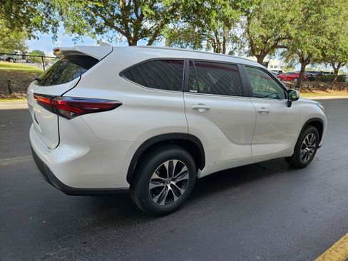 Certified 2024 Toyota Highlander XLE FWD image 5