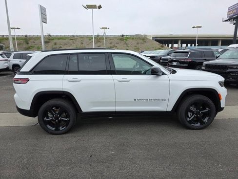 New 2025 Jeep Grand Cherokee Altitude image 8