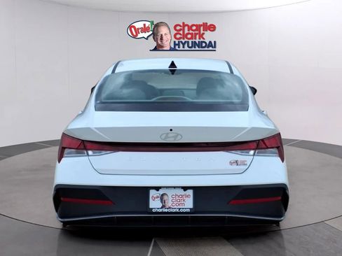New 2026 Hyundai Elantra SE FWD image 4