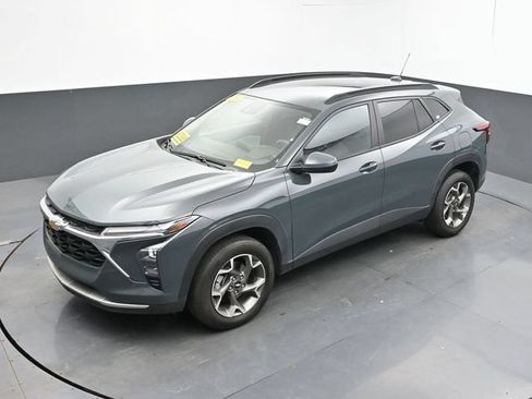 Used 2025 Chevrolet Trax LT FWD image 38