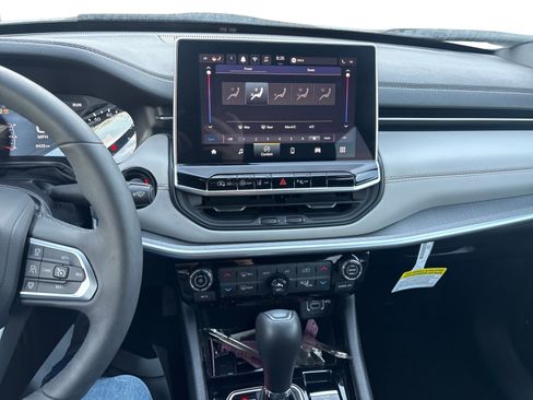 Used 2024 Jeep Compass Limited image 16