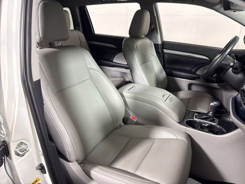 Used 2019 Toyota Highlander XLE AWD/4WD image 15