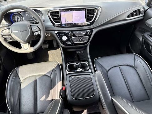 Used 2025 Chrysler Pacifica Limited FWD image 31