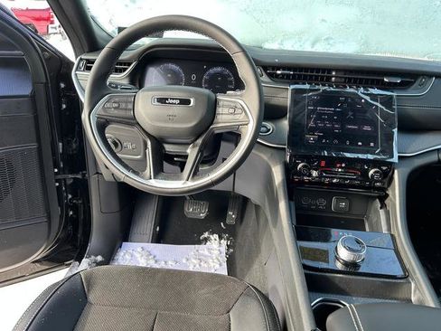 New 2025 Jeep Grand Cherokee Altitude image 11