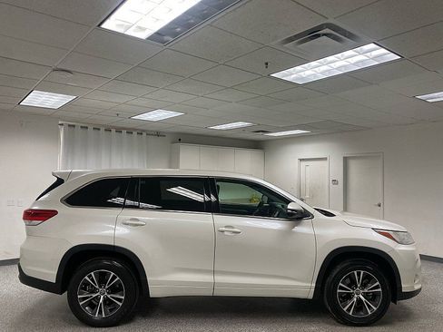 Used 2018 Toyota Highlander LE image 4