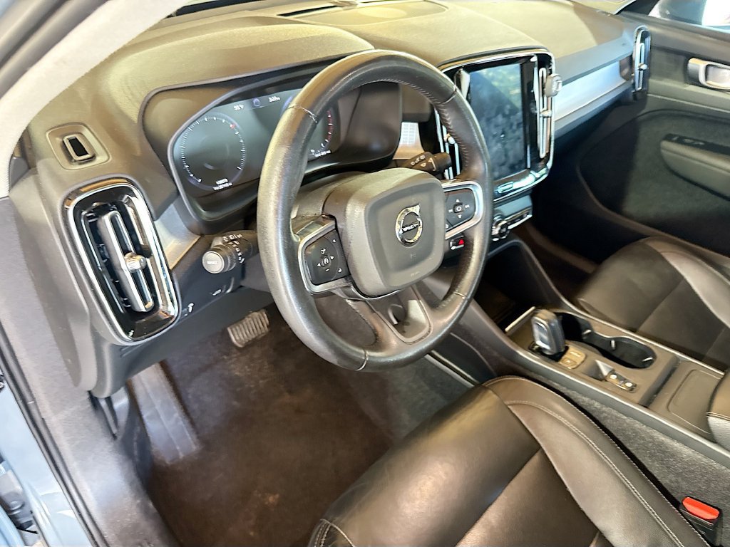Used 2021 Volvo XC40 T5 Momentum w/ Protection Package Premier AWD/4WD image 10