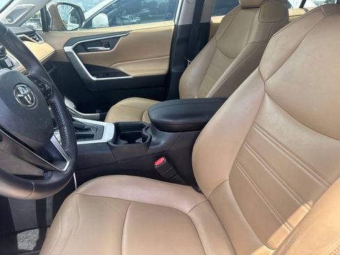 Used 2020 Toyota RAV4 XLE Premium FWD image 10