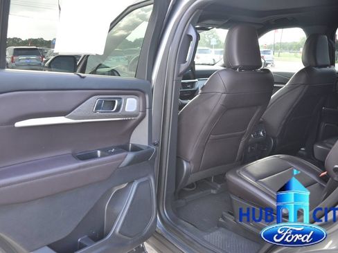 Used 2025 Ford Explorer Platinum RWD image 13