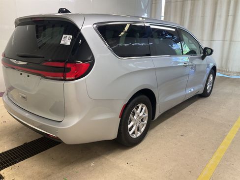 Used 2024 Chrysler Pacifica Touring-L image 2