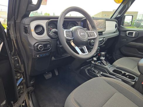 Certified 2025 Jeep Wrangler Unlimited Sahara w/ Safety Group AWD/4WD image 18