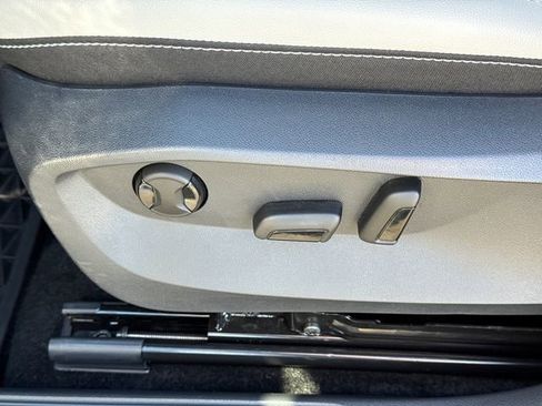 Certified 2025 Volkswagen Taos SE image 37